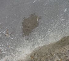 Un trou que les terrassiers ont fait dans le sous sol qui a &eacute;t&eacute; rebouch&eacute;