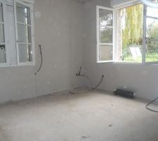 Chambre parentale, les deux fenetres vue de la porte