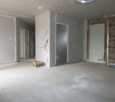 Porte entrée porte celier couloir