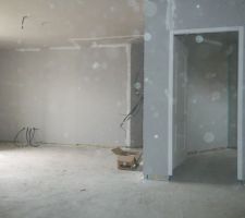 Salon et celier vu de la cuisine