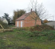 Vue du jardin sur le pignon nord et les portes fenetres