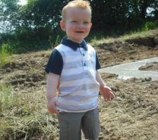 Mon petit chef de chantier qui regarde le camion toupie de fondation