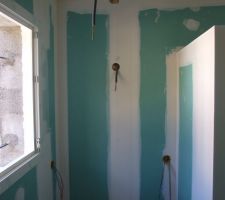 SDE dans chambre parents : à droite la douche, à gauche la "vasque"