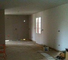 Vu sur la cuisine depuis la salle à manger