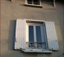 4 fissure visibles sur la photo : 2 entre les deux fenêtres.
une sous la fennêtre inférieure à gauche.
une plus importante à droite le long du cable