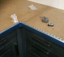 D&eacute;coupe des profil&eacute;s Schl&uuml;ter-Systems RONDEC-STEP Alu bross&eacute; pour le plan de travail de la cuisine