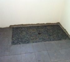 Galets dans la douche &agrave; l'italienne.