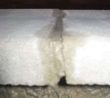 Seuil de porte-fen&ecirc;tre bricol&eacute;.