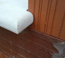 Un bing sur l'appui de fen&ecirc;tre. Pourtant c'est le deuxi&egrave;me qui est pos&eacute;, je vous raconte pas l'&eacute;tat du premier!