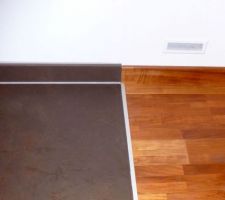 Baguette alu de finition entre parquet et carrelage entr&eacute;e