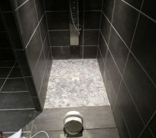 Carreaux de douche nouvellement posés, joints devraient être faits aujourd'hui