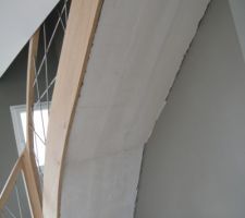 Finition sous escalier moche,en attente d'être refaite