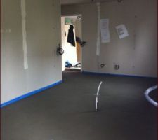 Chape termin&eacute;e dans la cuisine