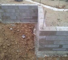 Parpaing d'angle renforcé avec armature acier