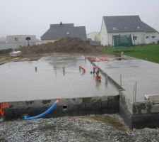 Voil&agrave;...  12,25 M3 de b&eacute;ton plus tard !
c'est parti pour le s&eacute;chage....
