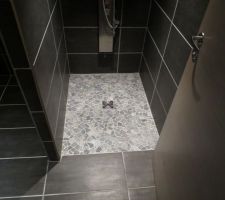 La douche refaite par un lituanien carreleur... c'est quand même bien mieux :)