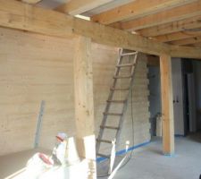 Détail de l'intérieur.
Provenance des poutres : forêts de Chartreuse
Un seul mur habillé de bois, tous les autres seront en placo