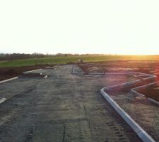 Samedi 3 Mars 2012 : Vue vers le lotissement. &ccedil;a avance ! on distingue enfin la route et les trottoirs !