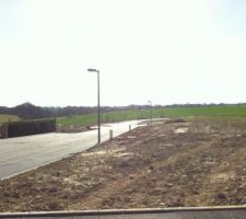 Dimanche 1er Avril 2012 : le lotissement est goudronn&eacute;, le calme s'installe pendant que les permis de construire sont &eacute;tudi&eacute;s...