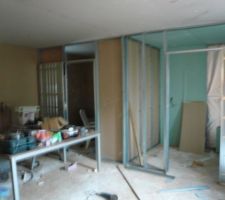 Cloison chambre parentale / dressing (gch)/salle de douche (dte) avec système de portes coulissantes dans les murs
