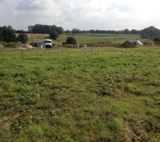 Lundi 3 Septembre 2012 : piquets d'implantation de la maison pos&eacute;s sur le terrain par mr Gueudry