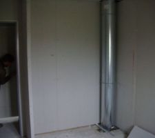 La seconde chambre avec le conduit de cheminée ( qui sera caché dans un caisson :) )
