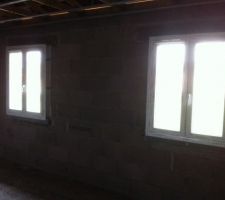 Les fen&ecirc;tres vue de l?int&eacute;rieur 
les deux chambres de l'&eacute;tage