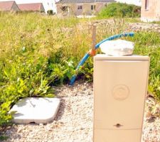 La borne pour le raccordement en &eacute;lectricit&eacute;   tuyau d'arriv&eacute;e d'eau
