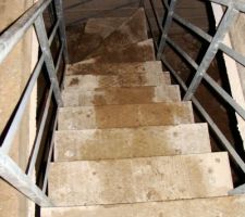 Escalier du sous sol install&eacute;