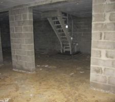 Escalier vu du sous sol