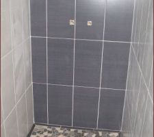 La faience salle de bain est également terminé

douche