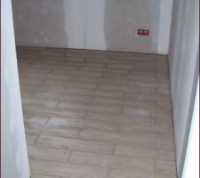 Joint dans les chambres r&eacute;alis&eacute; -manque les plinthes