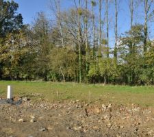 L'herbe recommence &agrave; pousser, les bornes sont en place... on a h&acirc;te que les travaux commencent ! Novembre 2012.