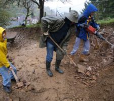 Dans l'angle de la future maison, nous avons de la roche, (normal en montagne), 
Le travail soude la famille.