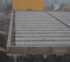 Dernière rangée d'agglo de 10 cm tous le périmètre de la maison, le béton sera coulé a l'intérieur.