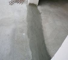 Jonction entre la dalle de la terrasse et la dalle du RDC coulé en 2 fois avec un rupteur de pont thermique. De l'eau s'infiltrait à cet endroit, du coup on a mis de l'enduit hydrofuge.