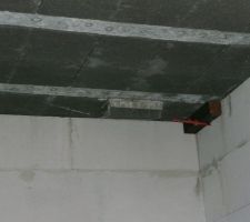 Petit soucis avec un hourdi qui a failli tomber. Il s'est mis de biais mais il tiens: Il sera coupé avant la mise en place du platre pour la finission.