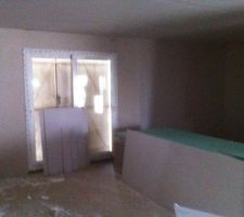 Vue sur le séjour qui prend forme