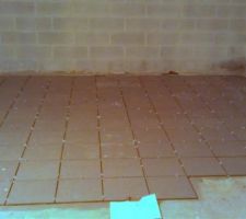 Carrelage du garage, la suite, on voit au fond a droite une infiltration d'eau due au fait que les goutti&egrave;res ne sont pas encore raccord&eacute;es a la citerne...