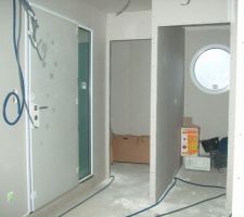 A droite : buanderie
A gauche : toilettes du RdC