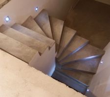 Escalier avec éclairage horizontal à LED et éclairage du dégagement du haut