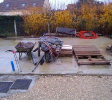 Dalle de garage avec les palettes en office de protection. Gravats divers