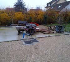 Dalle de garage, toujours avec les palettes pour ne pas tomber dans le vide sanitaire d'un mètre.   divers gravats