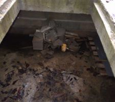 Vide sanitaire du garage extérieur, sans plaque et avec détritus...!!