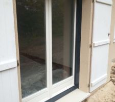 D&eacute;but de la peinture des menuiseries en gris anthracite RAL 7016