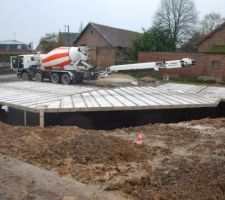Arrivée de la première toupie pour couler le béton de la dalle de compression