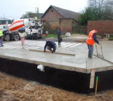 Lissage de la dalle à la régle à maçon puis à la lissarde à béton