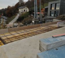 Plus que la poutre de 14 m &agrave; couler.... la ferraille est en attente