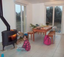 Côté salle à manger avec le poële Mandor de Invicta