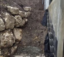 Emplacement de l'escalier extérieur. Bientôt des bâches de paillage viendront empêcher le ravinement.